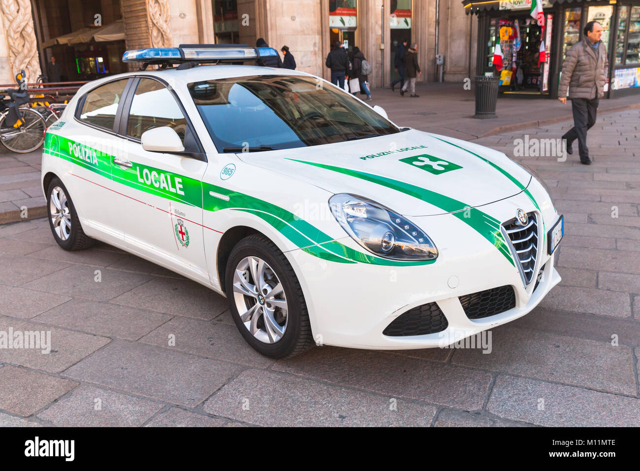 Milano, Italia - 19 Gennaio 2018: Alfa Romeo Giulietta, la polizia italiana pattuglie di auto in Piazza del Duomo, centrale piazza della città di Milano Foto Stock