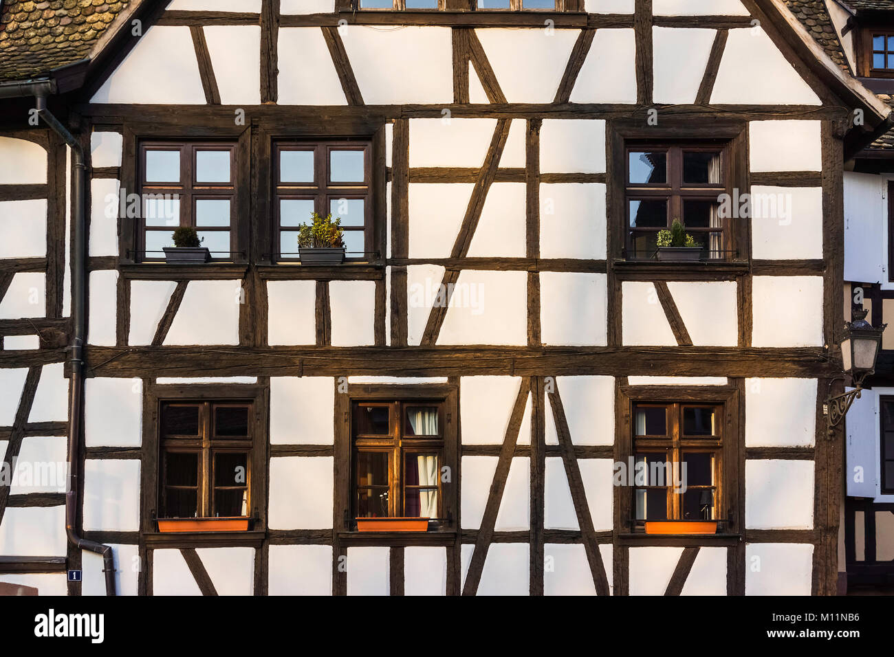 Facciata di un antico borgo medievale casa in legno e muratura a Strasburgo, Francia Foto Stock