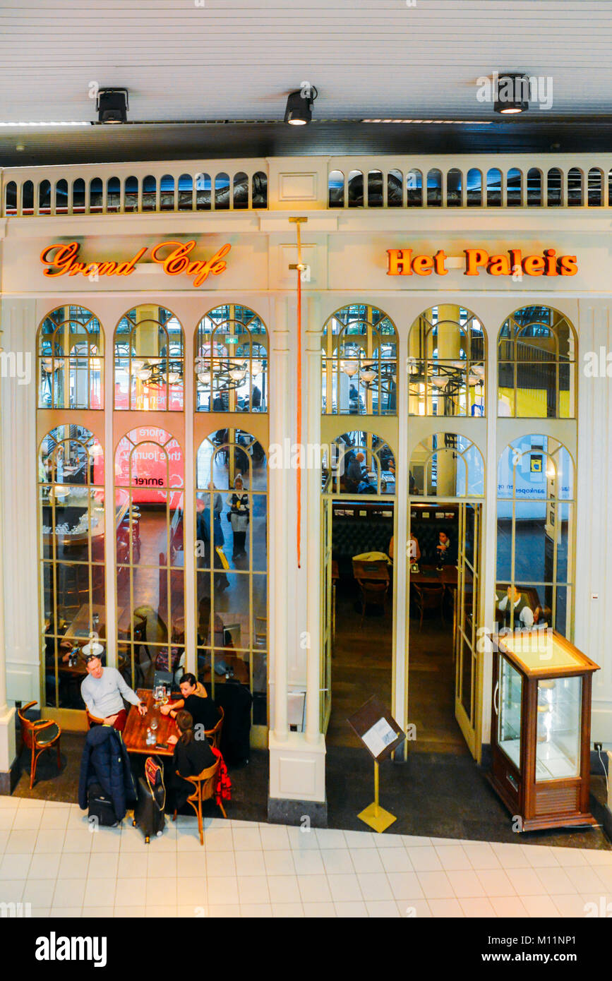 Het Paleis Grand Café è un bar e cafè presso la sala partenze dell'aeroporto Schiphol di Amsterdam, Paesi Bassi Foto Stock