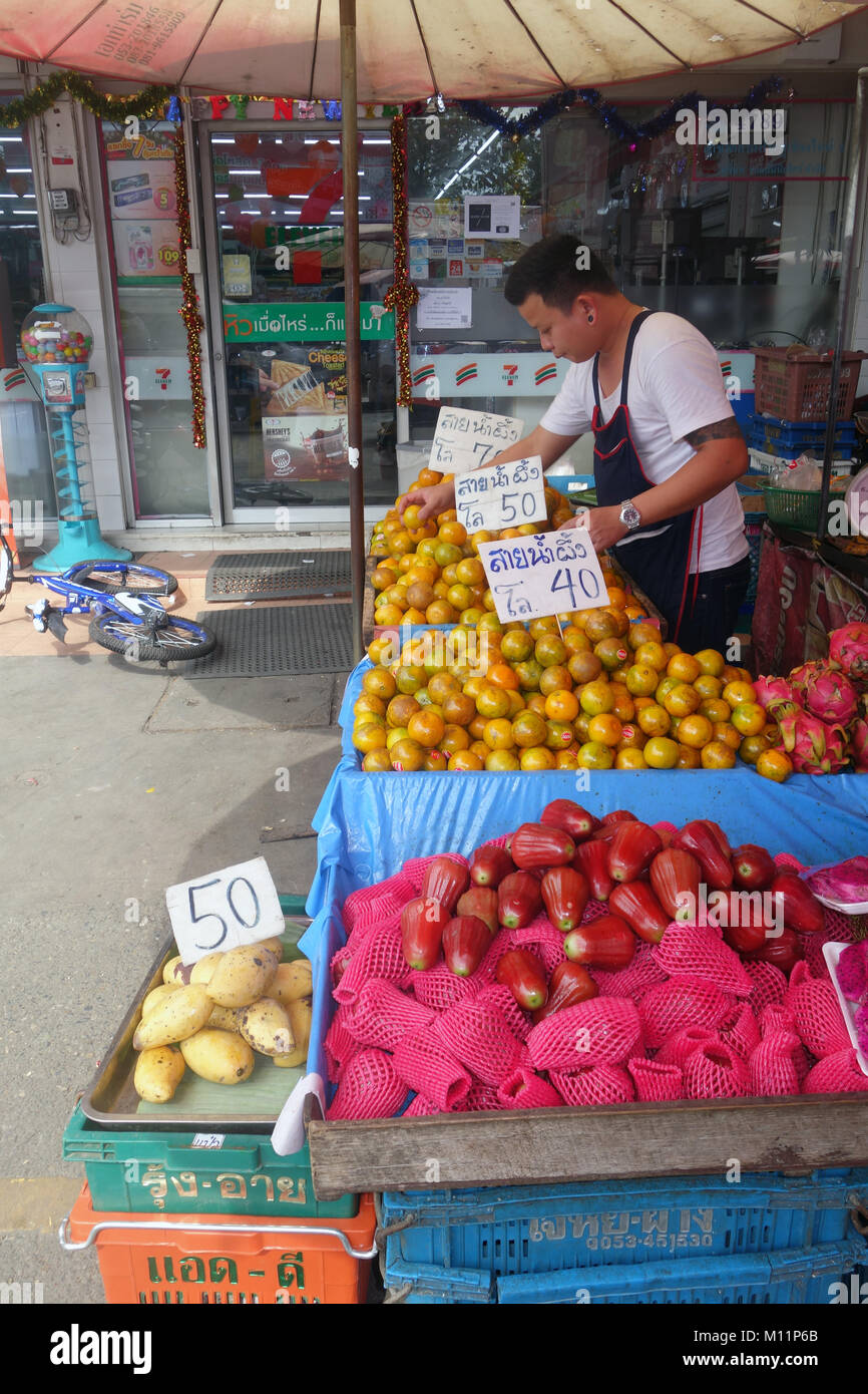 Fornitore di frutta al di fuori di 7-Eleven, Chiang Mai, Thailandia. No signor o PR Foto Stock