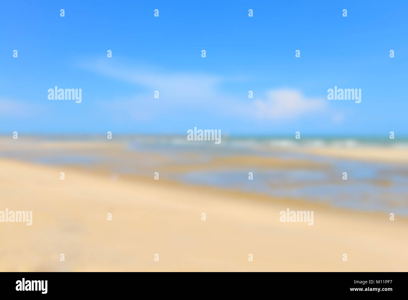 Sfocare lo sfondo della scena naturale spiaggia tropicale e cielo blu Foto Stock