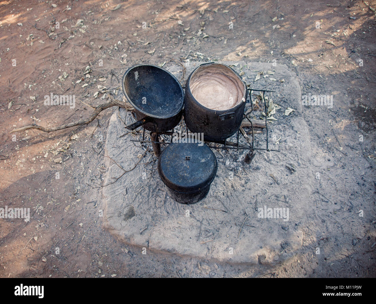 Cucina africana la cottura porridge nel retro della casa di villaggio, Botswana Foto Stock
