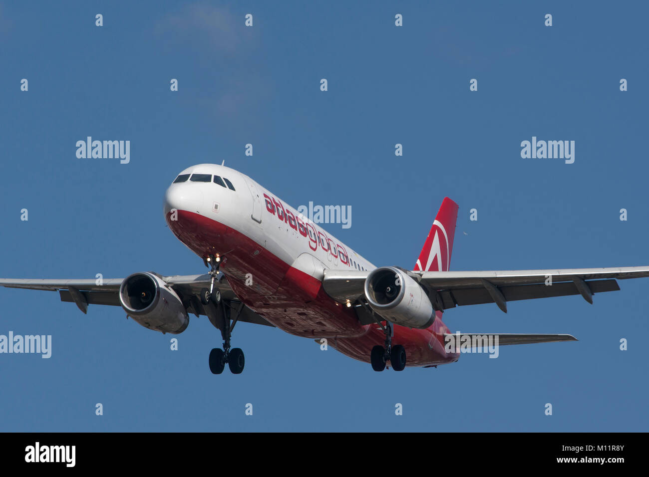 Compagnie aeree Atlasglobal Airbus A320 i passeggeri aerei jet approact finale prima di atterrare all'aeroporto internazionale di Belgrado Foto Stock