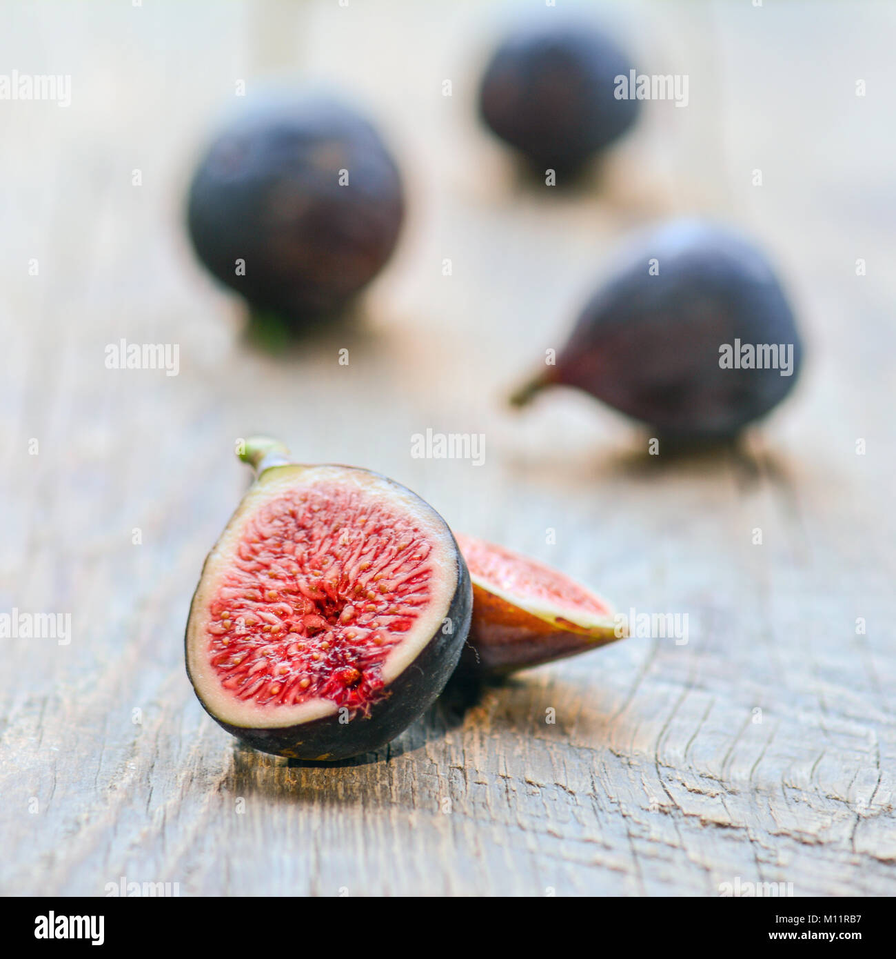 Frutti di ripe sweet fichi su uno sfondo di legno Foto Stock