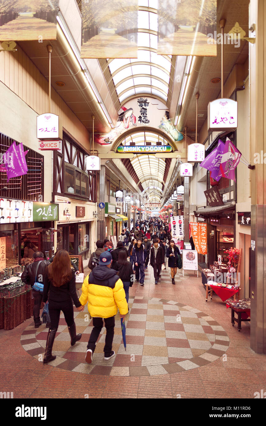 Shinkyogoku coperto street shopping mall, Teramachi shopping arcade, occupato con persone storico popolare quartiere dello shopping di Kyoto, Giappone 2017 Foto Stock