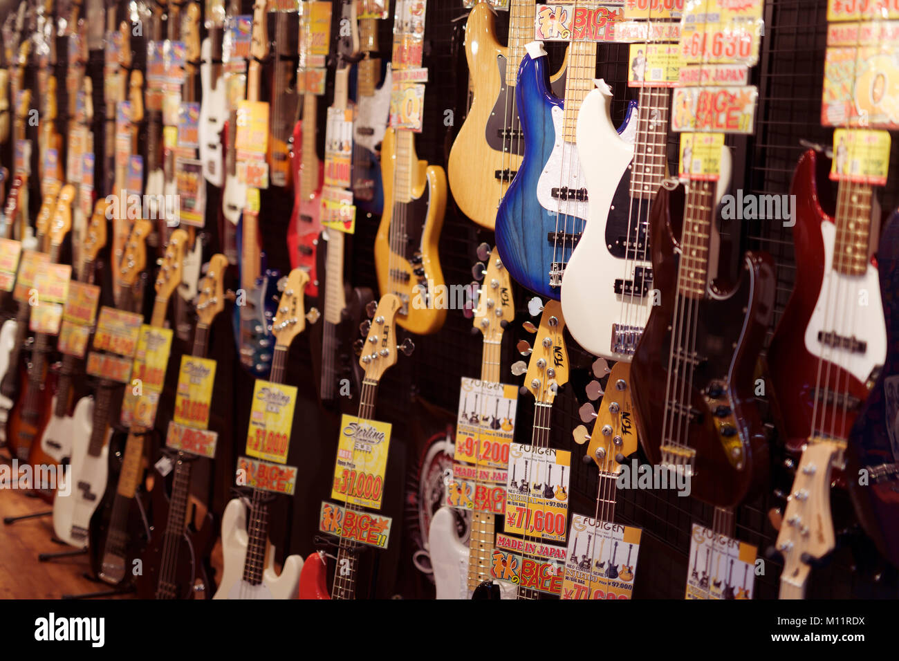 Chitarre elettriche e chitarre basso sul display in uno strumento musicale negozio in Kyoto, Giappone 2017 Foto Stock