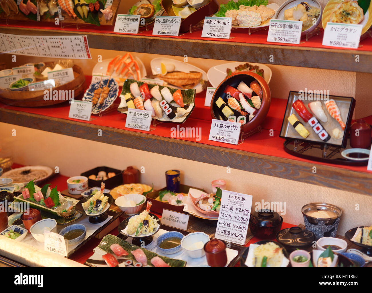 Shokuhin Sampuru, I sushi giapponesi La cucina del ristorante food display con a mano artificiale di imitazione del modello in plastica piatti del menù, fake replica alimentare Foto Stock