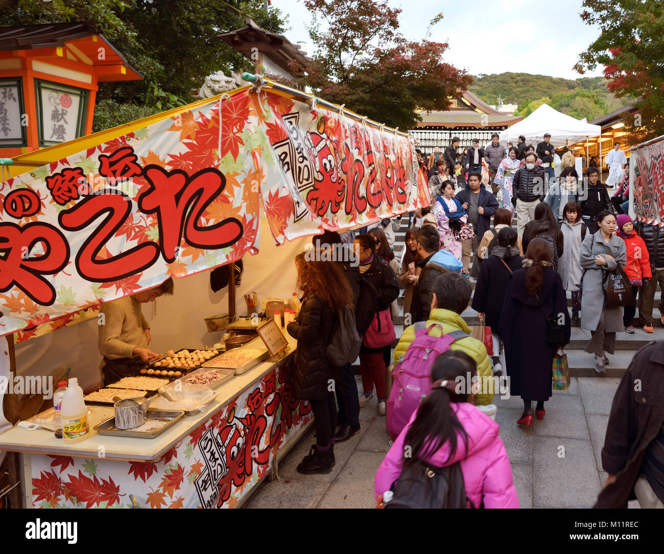 Takoyaki, polpo alla griglia, cibo davanti a un cibo di strada nei pressi del mercato Yasaka-jinja santuario nel quartiere Gion, Kyoto, Giappone 2017 Foto Stock