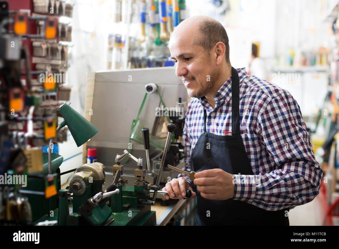 Felice professionisti senior con diversi tipi di chiavi a Fabro Foto Stock