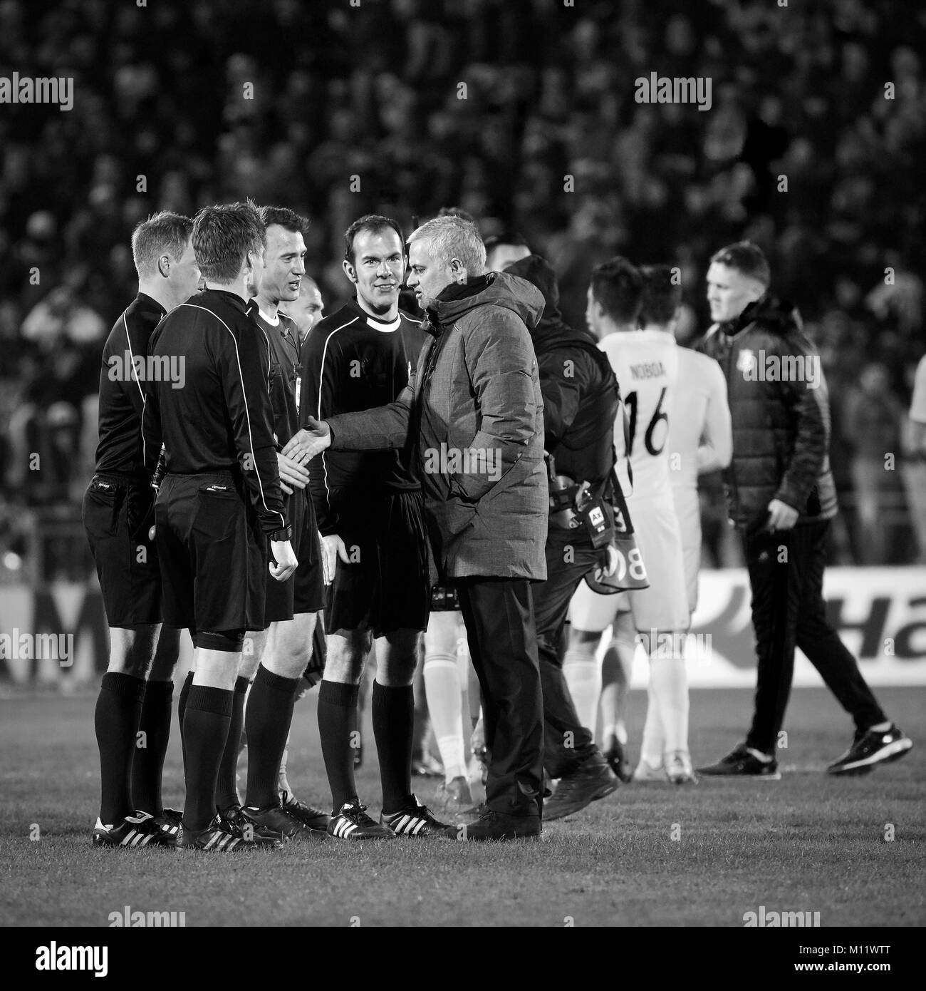 Jose Mourinho e giudici, momenti di gioco in match 1/8 finali di Europa League tra FC 'Rostov' e 'Manchester Regno", 09 marzo 2017 a Rostov-o Foto Stock