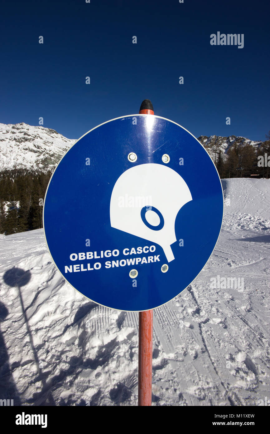Snowboard segno "indossare il casco' fuori snowpark, Italia Foto Stock