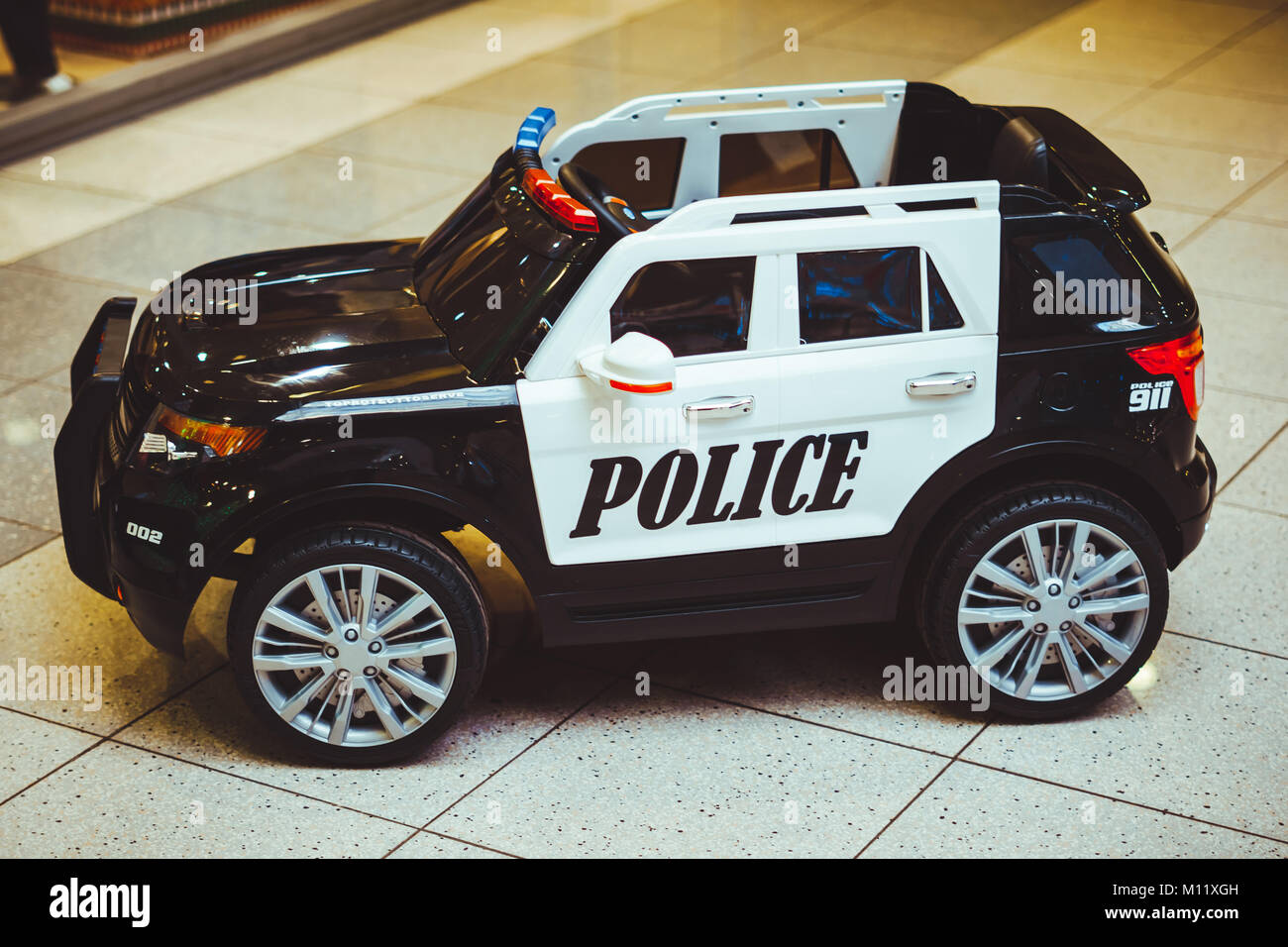 Giocattolo auto StopClose traffico vista di un giocattolo auto della polizia dietro un altro semplice bianco auto giocattolo come se fosse un arresto del traffico. Foto Stock