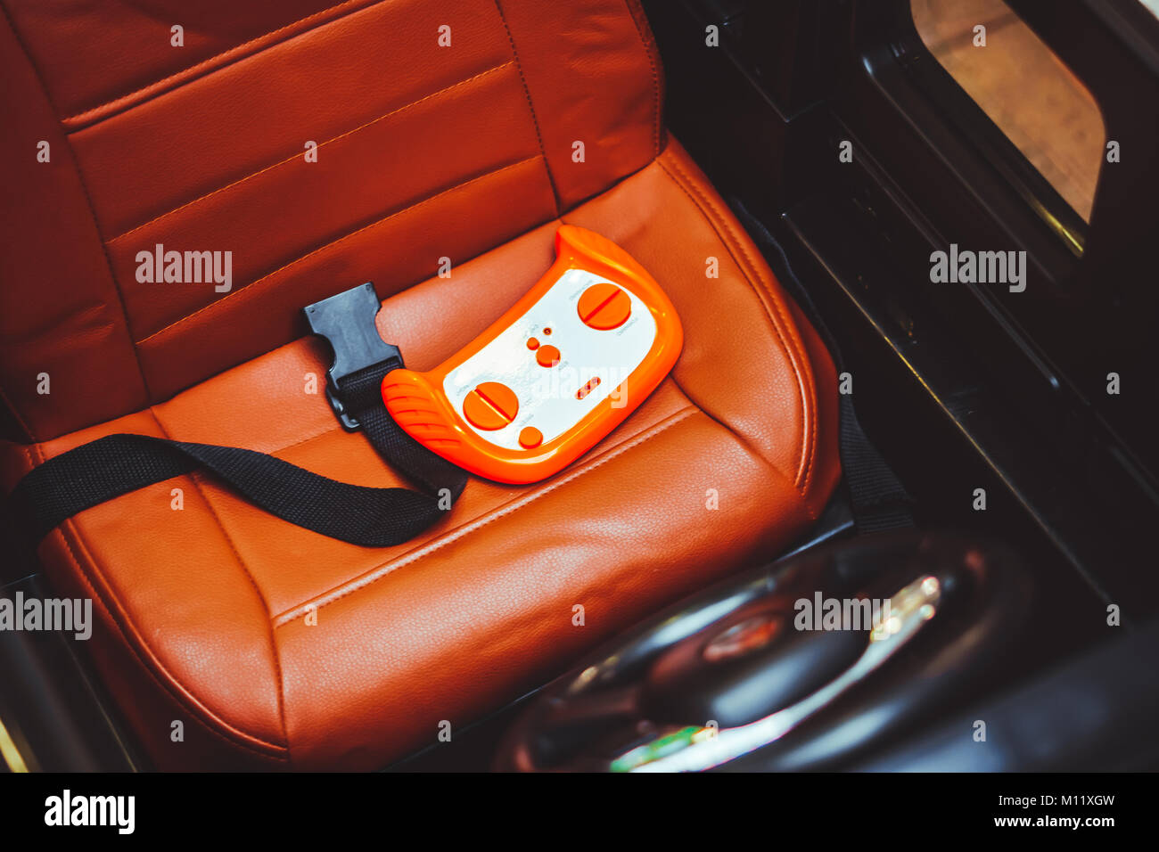 Giocattolo auto StopClose traffico vista di un giocattolo auto della polizia dietro un altro semplice bianco auto giocattolo come se fosse un arresto del traffico. Foto Stock