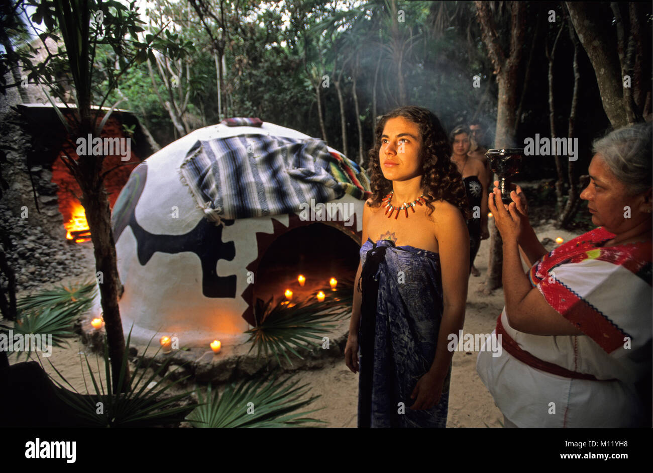 Messico. La penisola dello Yucatan. Tulum. Maya rituale di purificazione prima di entrare il sudore lodge (fondo), una cerimonia Maya. Foto Stock