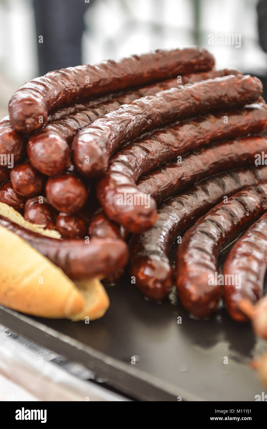 Cucina di strada: salsicce, Praga, Repubblica Ceca, Gennaio 2018 Foto Stock
