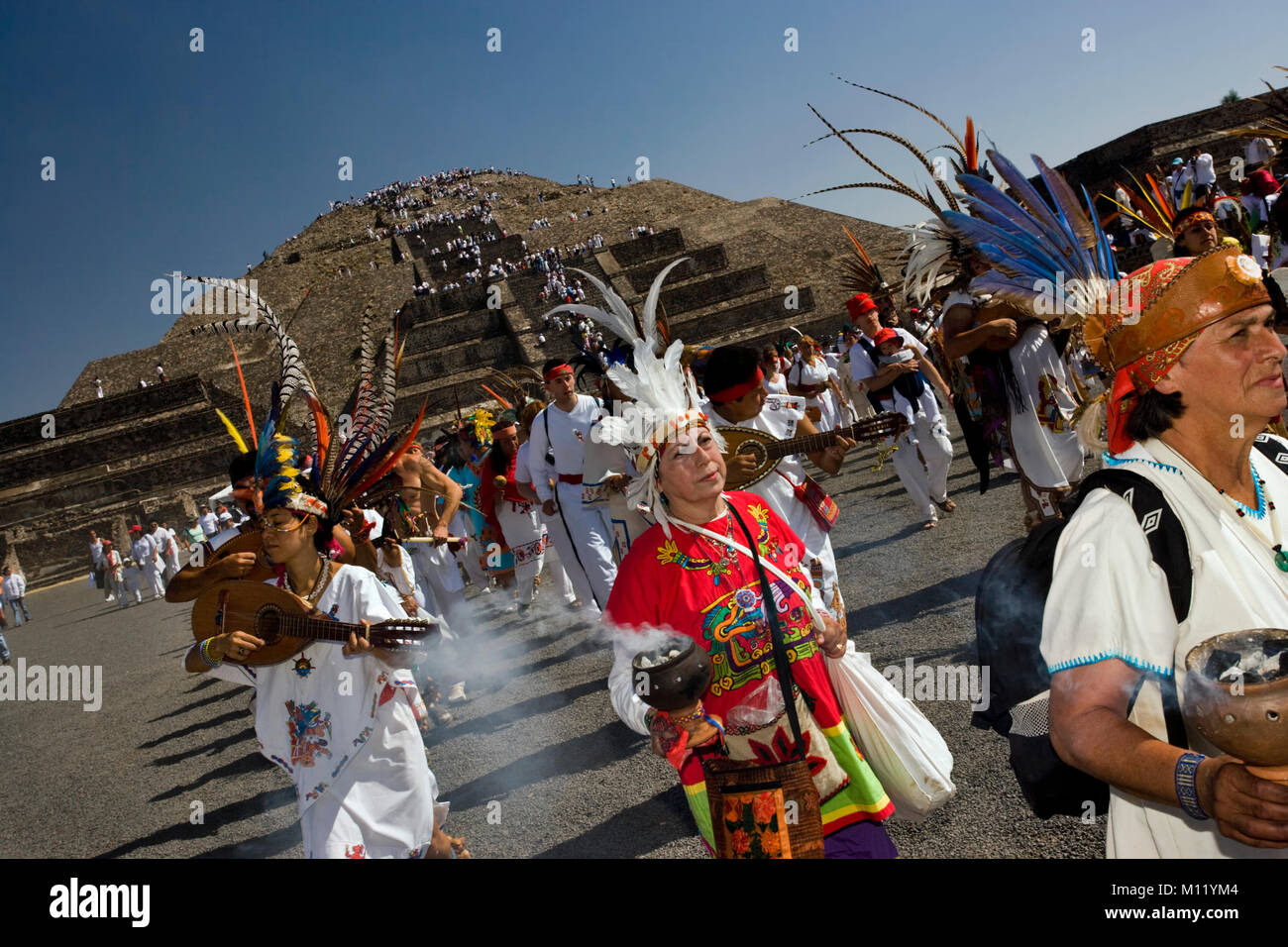 Messico. Teotihuacan. Più antico di pre-ispanici rovine indiane. Equinozio di primavera. Inizio della primavera. 21 marzo. Processione di indiani. La gente ballare in traditi Foto Stock