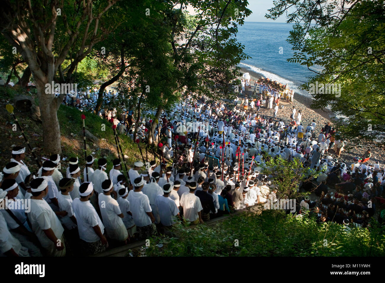 Indonesia, isola di Bali, Alassari, tempio del mare chiamato Pura Ponjok Batu. Processione di onorare le divinità del mare. Melasty Festival di purificazione. Foto Stock