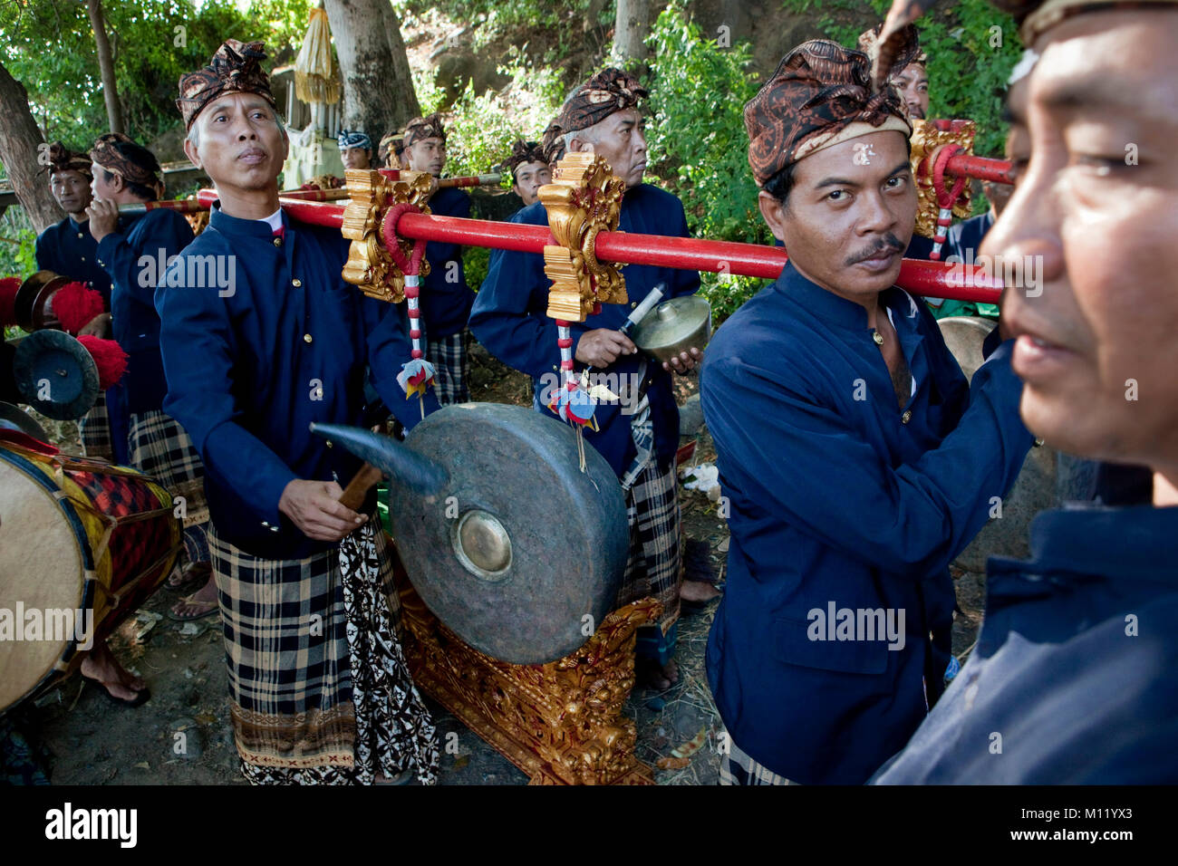 Indonesia, isola di Bali, Alassari, tempio del mare chiamato Pura Ponjok Batu. Festival di onorare le divinità del mare. Melasty Festival di purificazione. Foto Stock