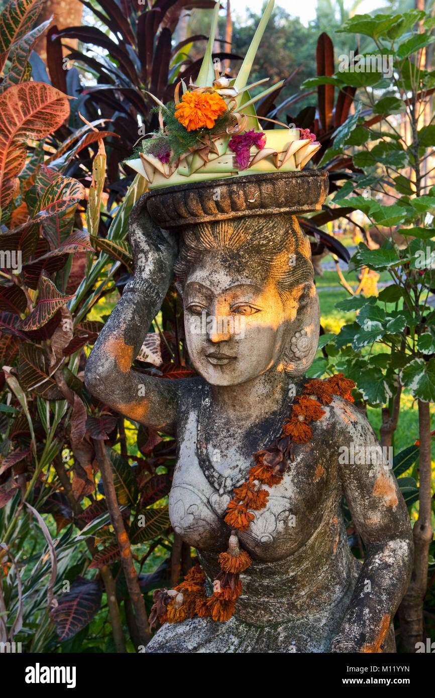 Indonesia, isola di Bali, vicino al villaggio di Tejakula, Gaia Oasis Resort. La statua della dea Indù in giardino. Foto Stock