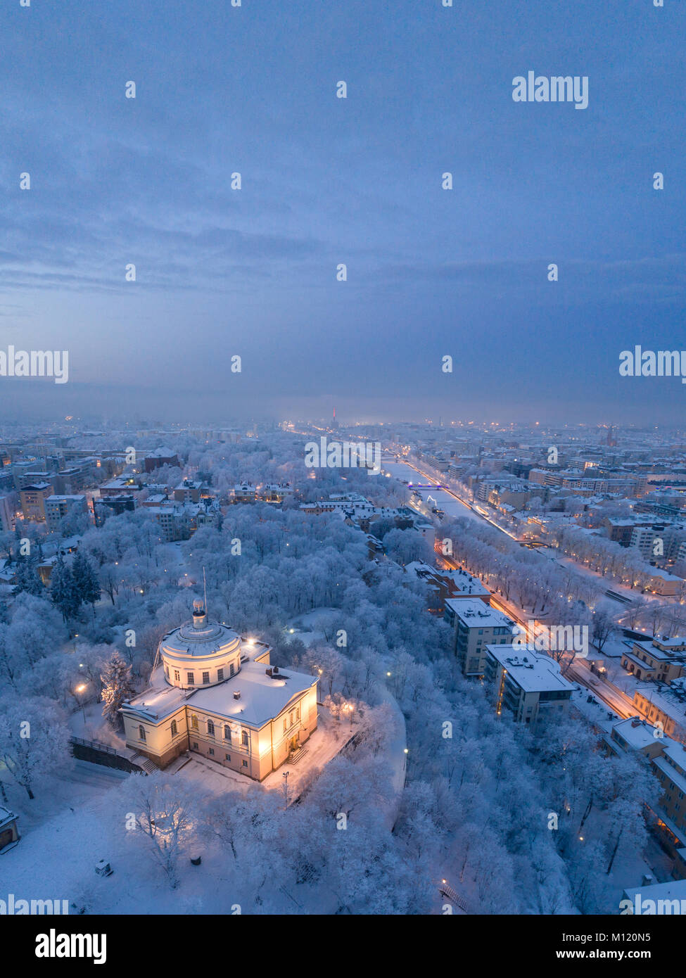 Vista aerea di osservatorio Vartiovuori edificio e città di Turku visto verso il porto, Finlandia Gennaio 2018 Foto Stock