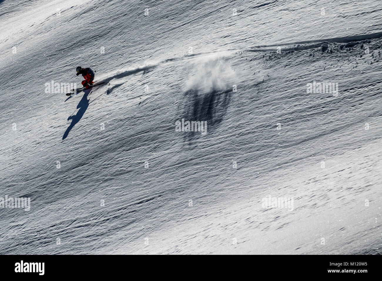 Uno sciatore sci fuori pista in francese alpine ski resort di Courchevel. Foto Stock