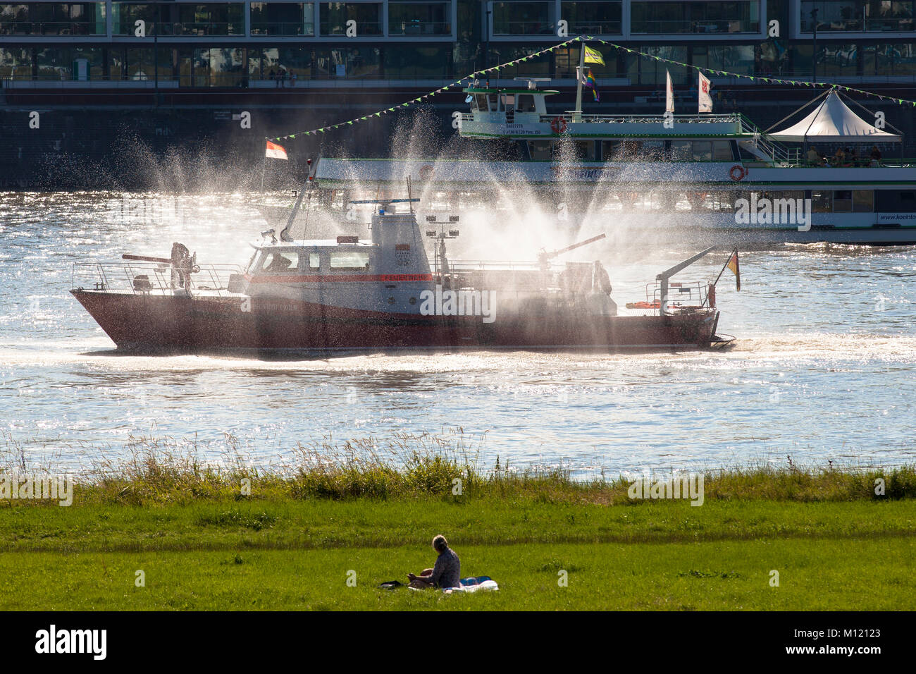 Germania, Colonia, le rive del fiume Reno, nel distretto cittadino Poll, antincendio duiring barca un drill incendio. Deutschland, Koeln, Poller Rheinwi Foto Stock