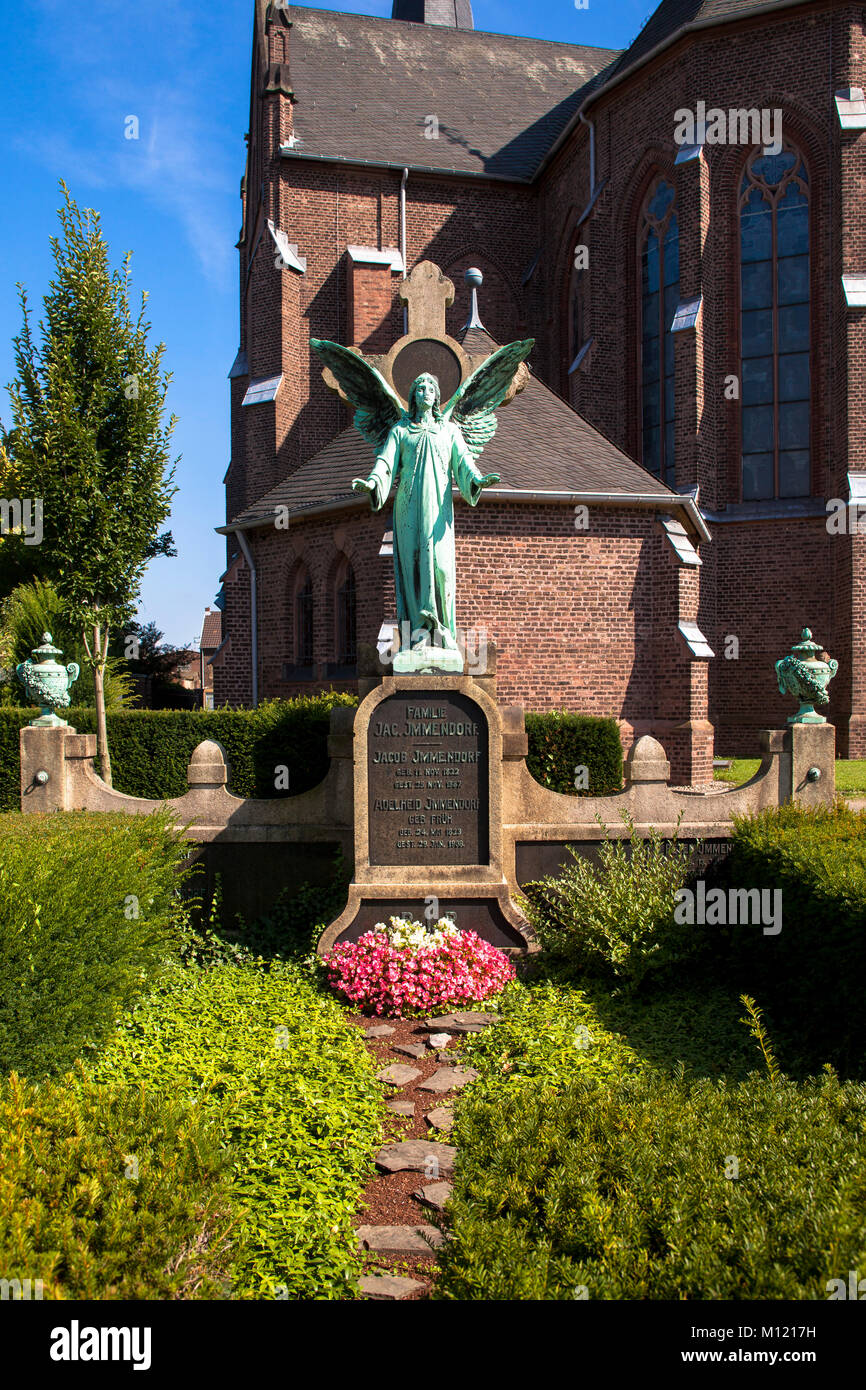 Germania, Colonia, Angelo presso il cimitero della chiesa San Mariae Geburt nel quartiere Zuendorf. Deutschland, Koeln, Engel auf dem Friedhof an der S Foto Stock