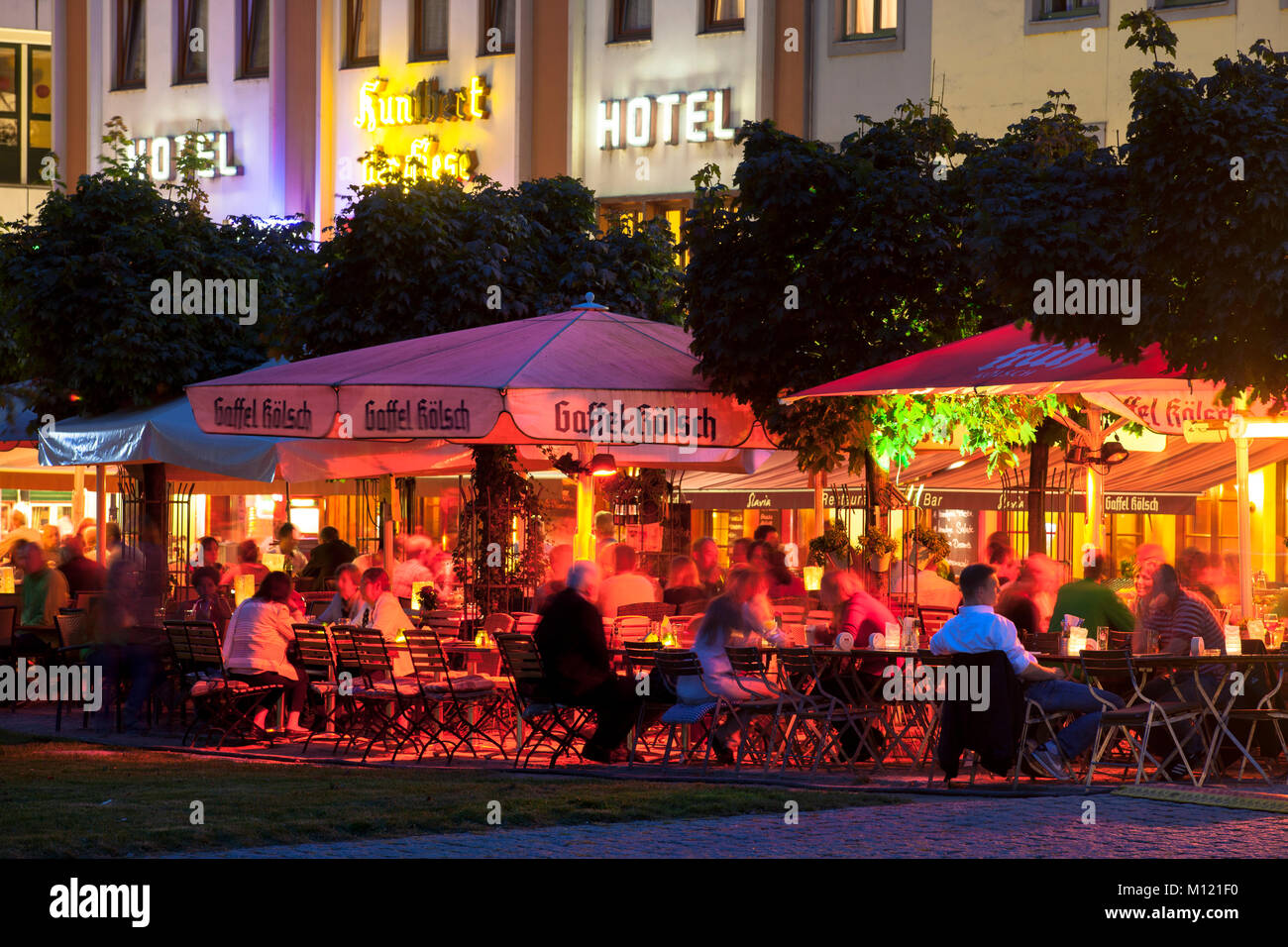 Germania, Colonia, ristoranti presso le rive del fiume Reno nel centro storico. Deutschland, Koeln, ristoranti am Rheingarten in der Altstadt. Foto Stock