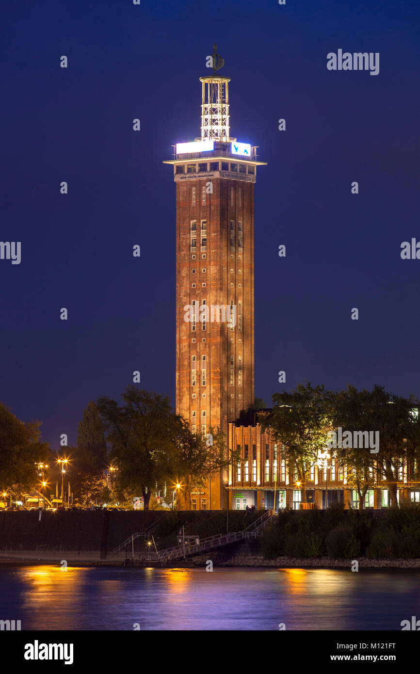 Germania, Colonia, vista sul fiume Reno fino alla vecchia torre dell'ex centro espositivo e le storiche sale del Reno nel quartiere Deutz, tod Foto Stock