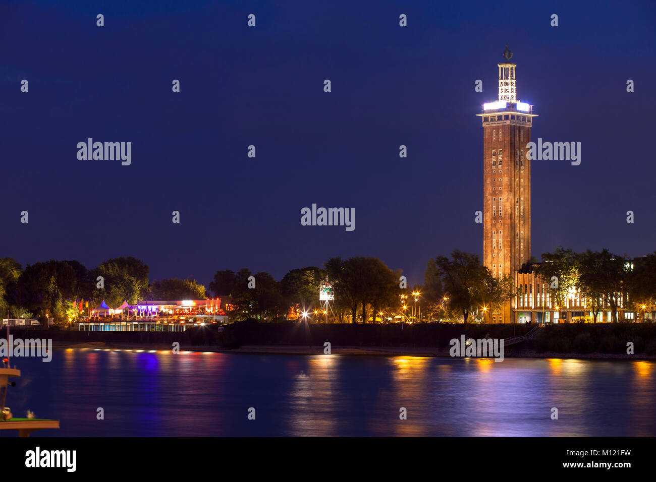 Germania, Colonia, vista sul fiume Reno fino alla vecchia torre dell'ex centro espositivo e le storiche sale del Reno nel quartiere Deutz, tod Foto Stock