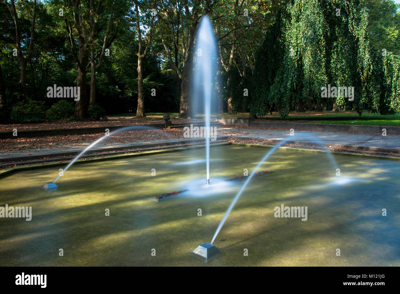 Germania, Colonia, fontana al parco Bluecher nei quartieri della città e Neuehrenfeld Bilderstoeckchen. Deutschland, Koeln, Springbrunnen Blueche im Foto Stock