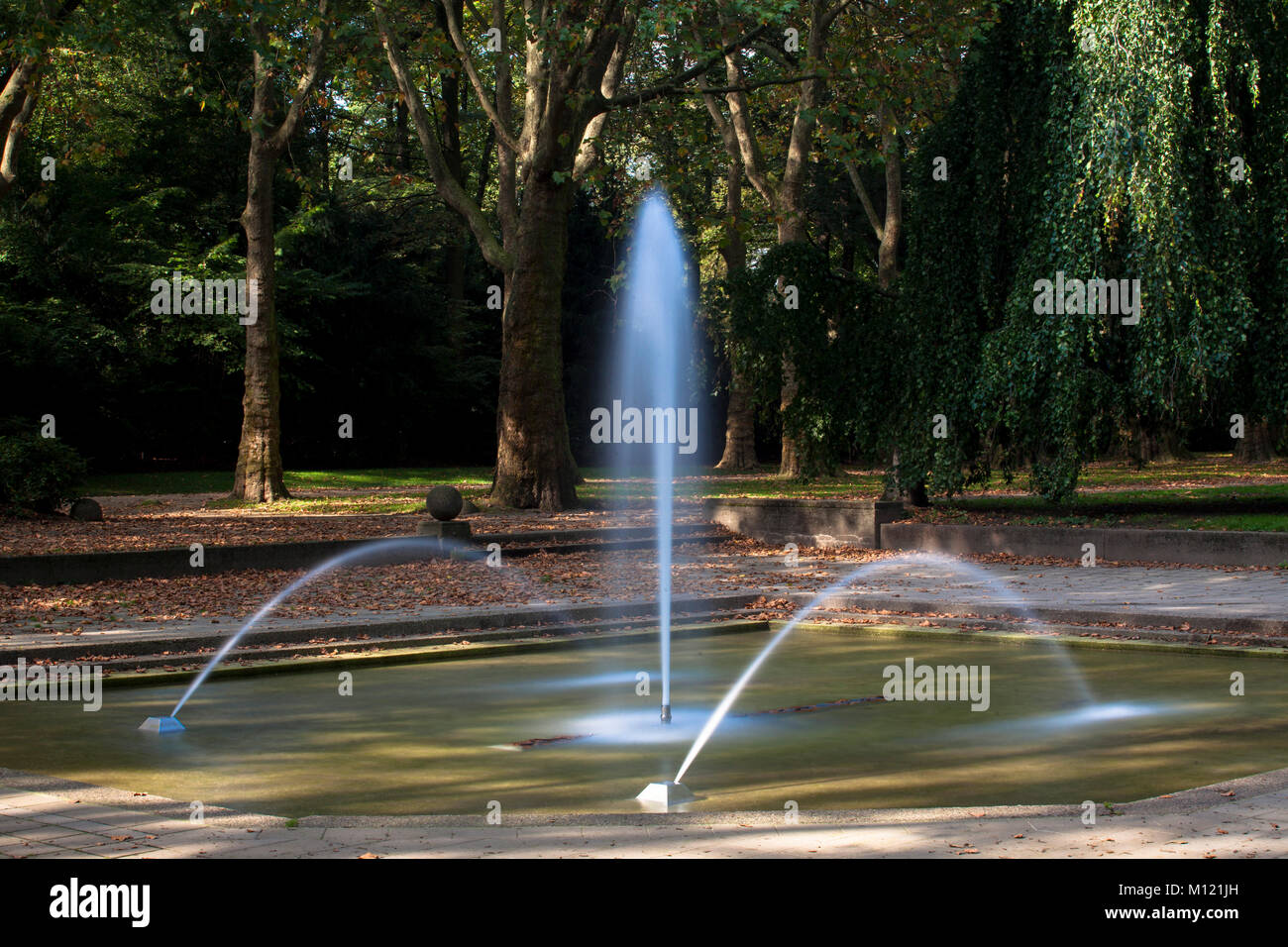 Germania, Colonia, fontana al parco Bluecher nei quartieri della città e Neuehrenfeld Bilderstoeckchen. Deutschland, Koeln, Springbrunnen Blueche im Foto Stock