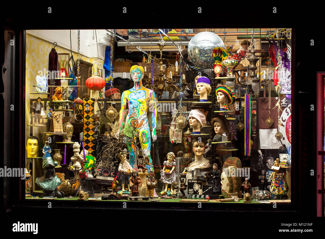 Germania, Colonia, vetrina per la strada Weidengasse nel quartiere Eigelstein, junk-shop. Deutschland, Koeln, Schaufenster in der Weidengasse im Foto Stock
