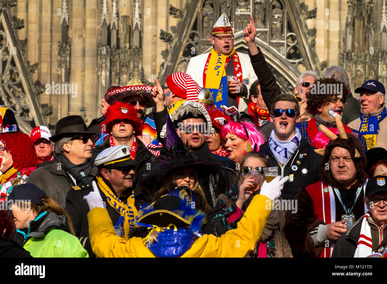 Germania, Colonia, Carnevale Martedì Grasso lunedì processione, spettatori su uno stand presso la cattedrale. Deutschland, Koeln, Karneval, Rosenmontagszug, Zuschaue Foto Stock