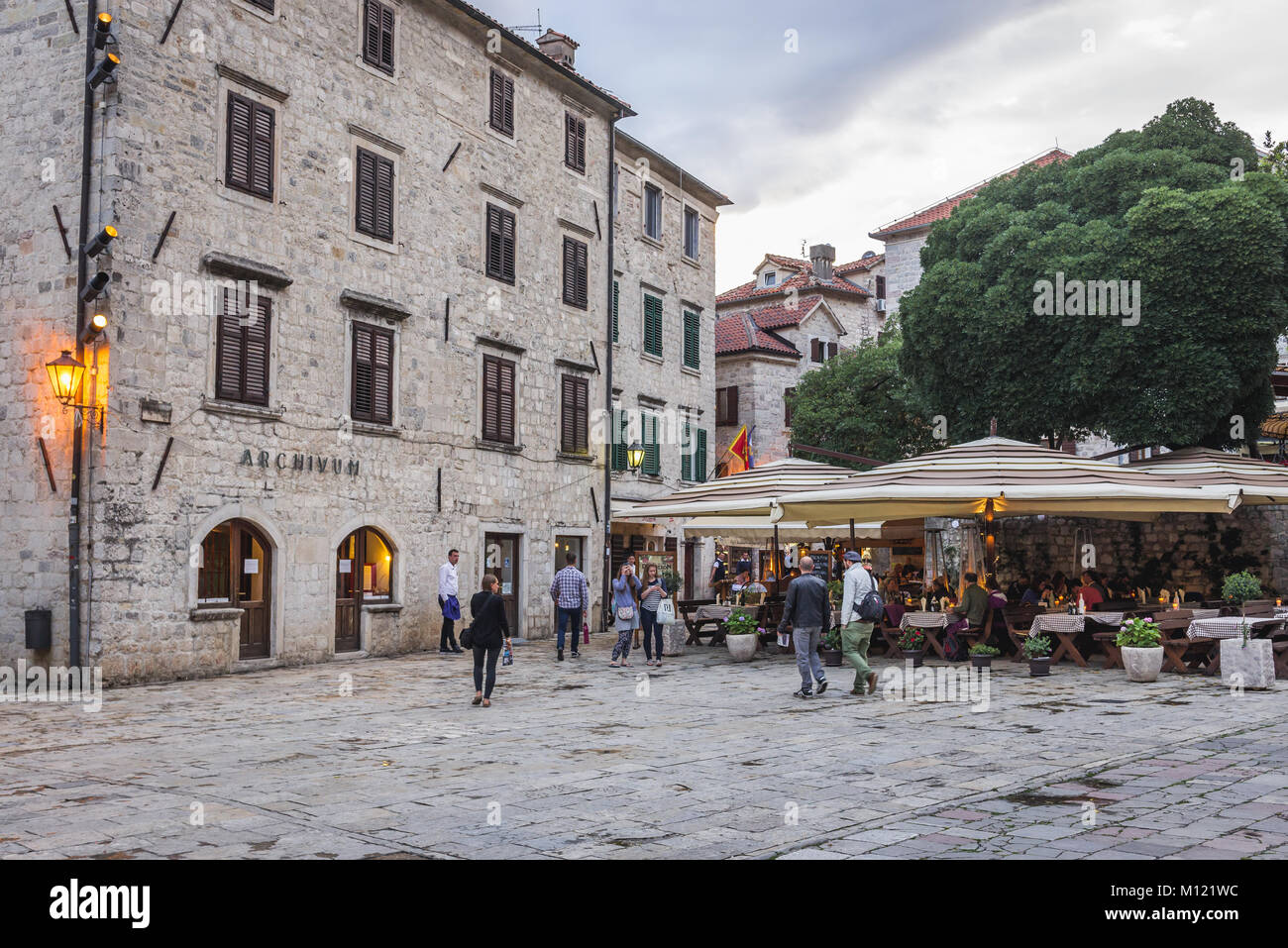 Ristorante e Archivio storico edificio su una san Trifone square, Old Tow di Kotor città costiera, situata nella Baia di Kotor, Montenegro Foto Stock