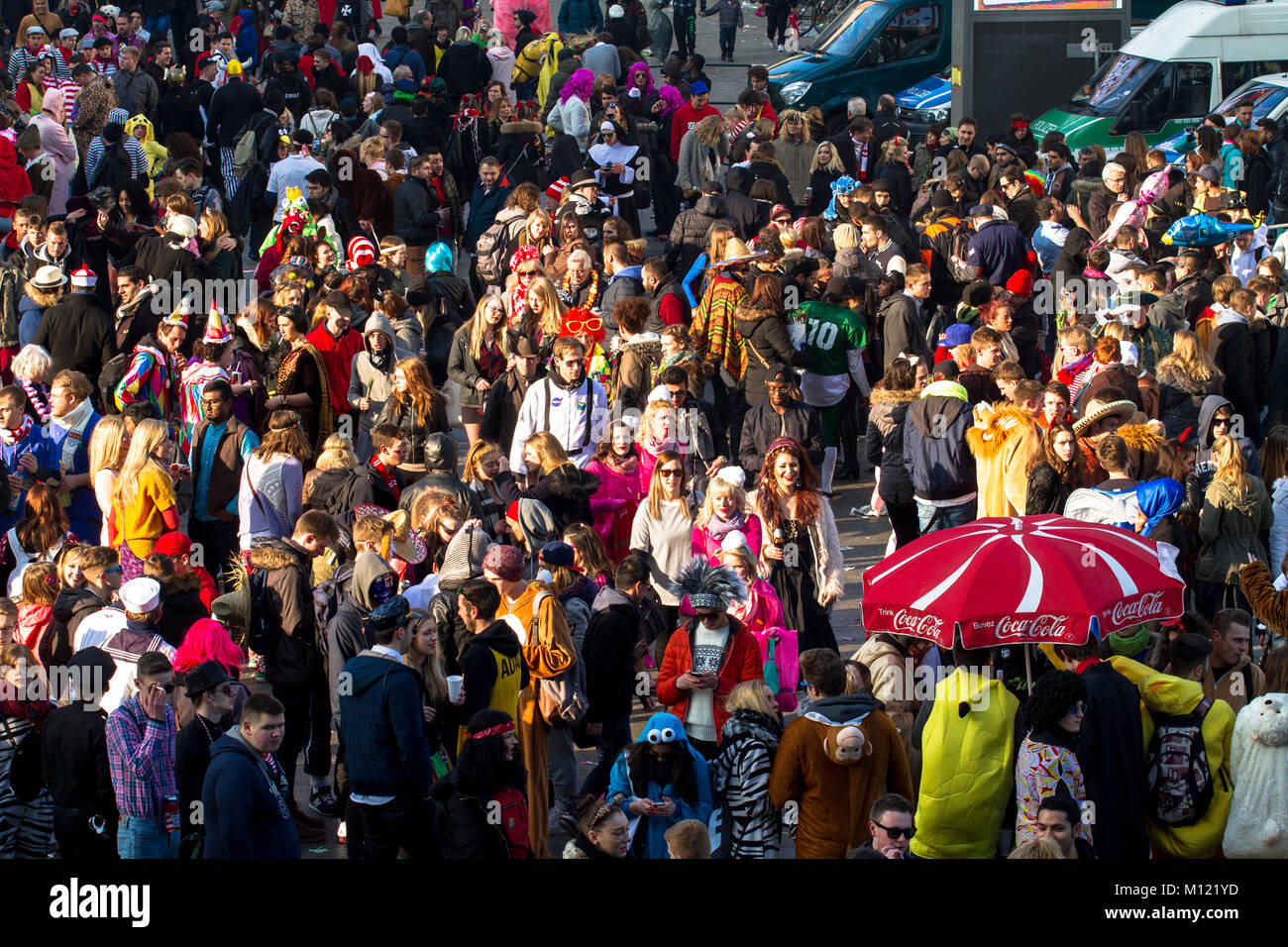 Germania, Colonia, Carnevale Martedì Grasso lunedì processione, folla davanti la stazione principale. Deutschland, Koeln, Karneval, Rosenmontagszug, Menschenmeng Foto Stock
