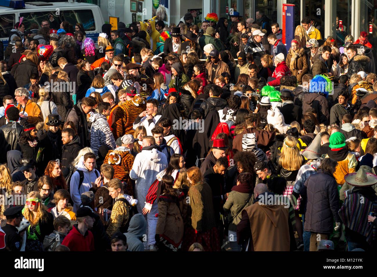 Germania, Colonia, Carnevale Martedì Grasso lunedì processione, folla davanti la stazione principale. Deutschland, Koeln, Karneval, Rosenmontagszug, Menschenmeng Foto Stock