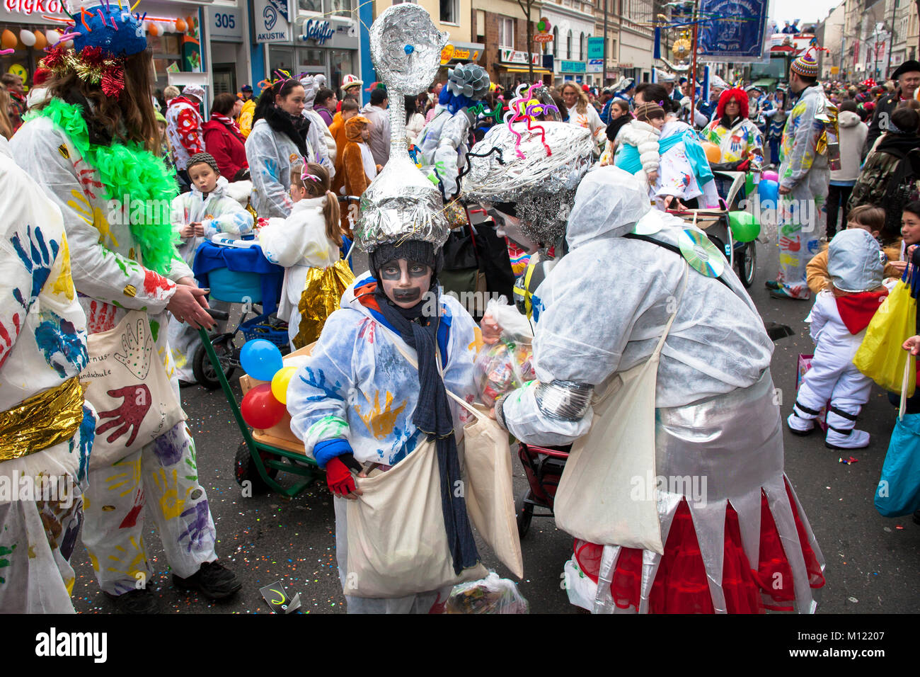 Germania, Colonia, carnevale sfilata di carnevale il Martedì grasso nel quartiere Nippes. Deutschland, Koeln, Karneval, Karnevalsumzug am Veilchendiens Foto Stock