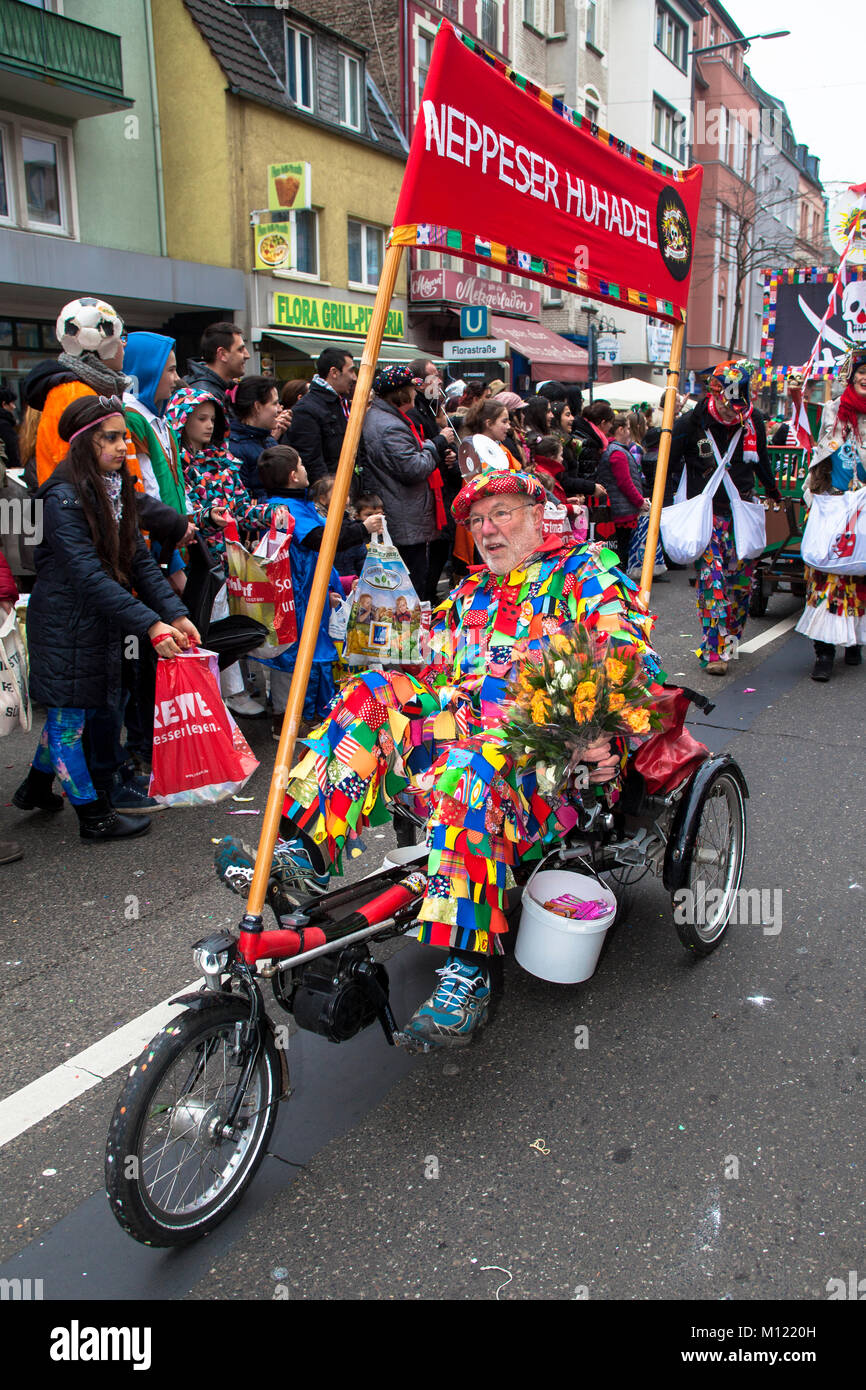 Germania, Colonia, carnevale sfilata di carnevale il Martedì grasso nel quartiere Nippes. Deutschland, Koeln, Karneval, Karnevalsumzug am Veilchendiens Foto Stock