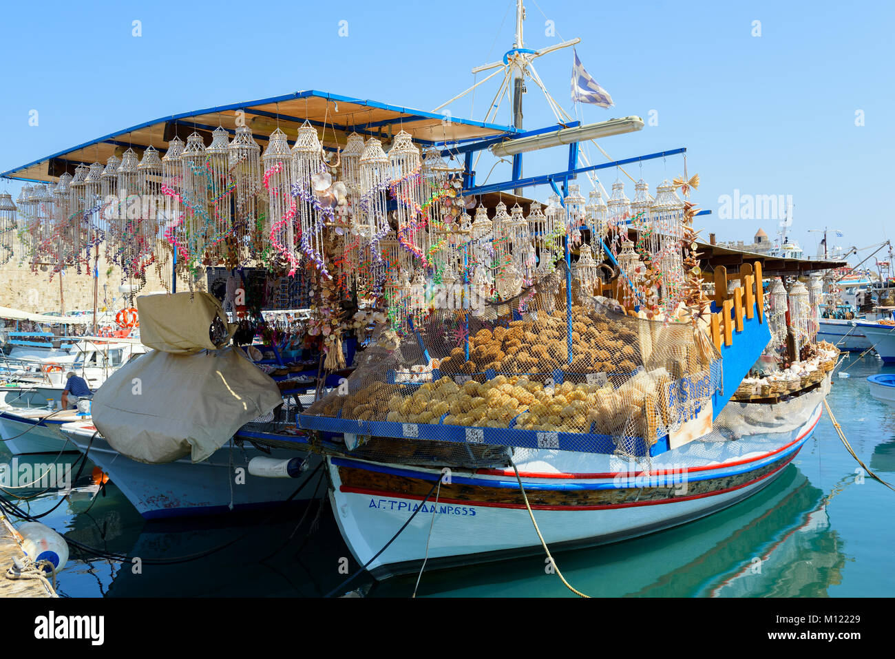 RHODES, Grecia - Agosto 2017: Souvenir shop organizzato su Greco tradizionale barca di legno al porto di Rodi. Foto Stock