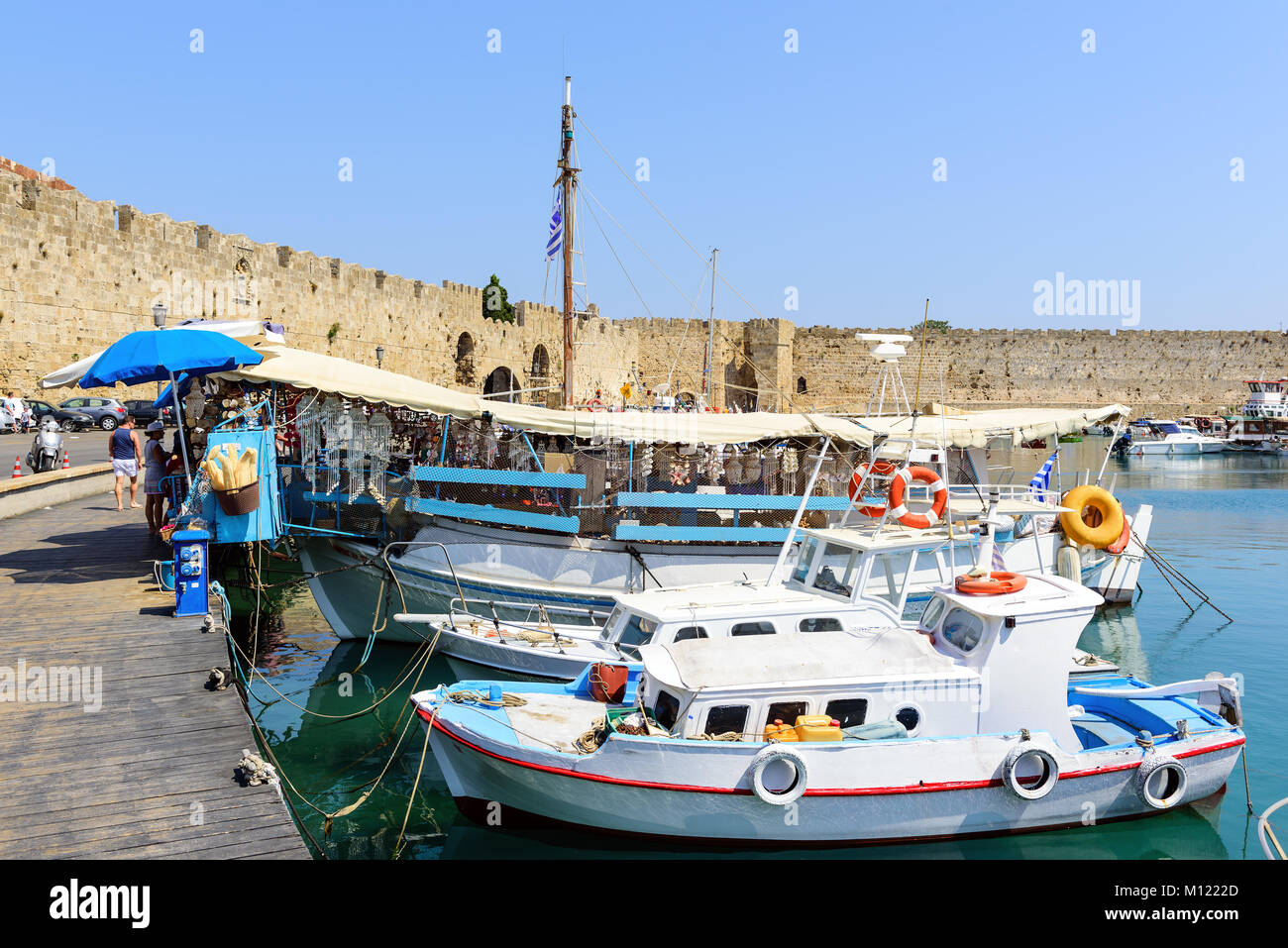 RHODES, Grecia - Agosto 2017: tradizionale greco barche da pesca sono rimasti ormeggiati in porto di mare della città di Rodi sull' isola di Rodi, Grecia Foto Stock