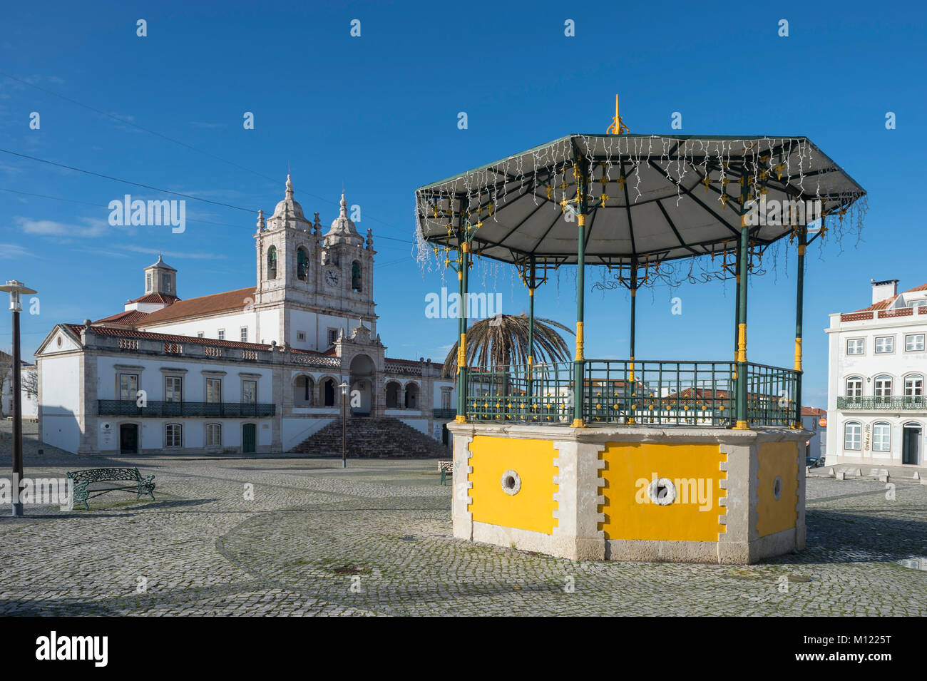 La Nossa Senhora da Nazaré in sito con town square e palco per spettacoli. Foto Stock