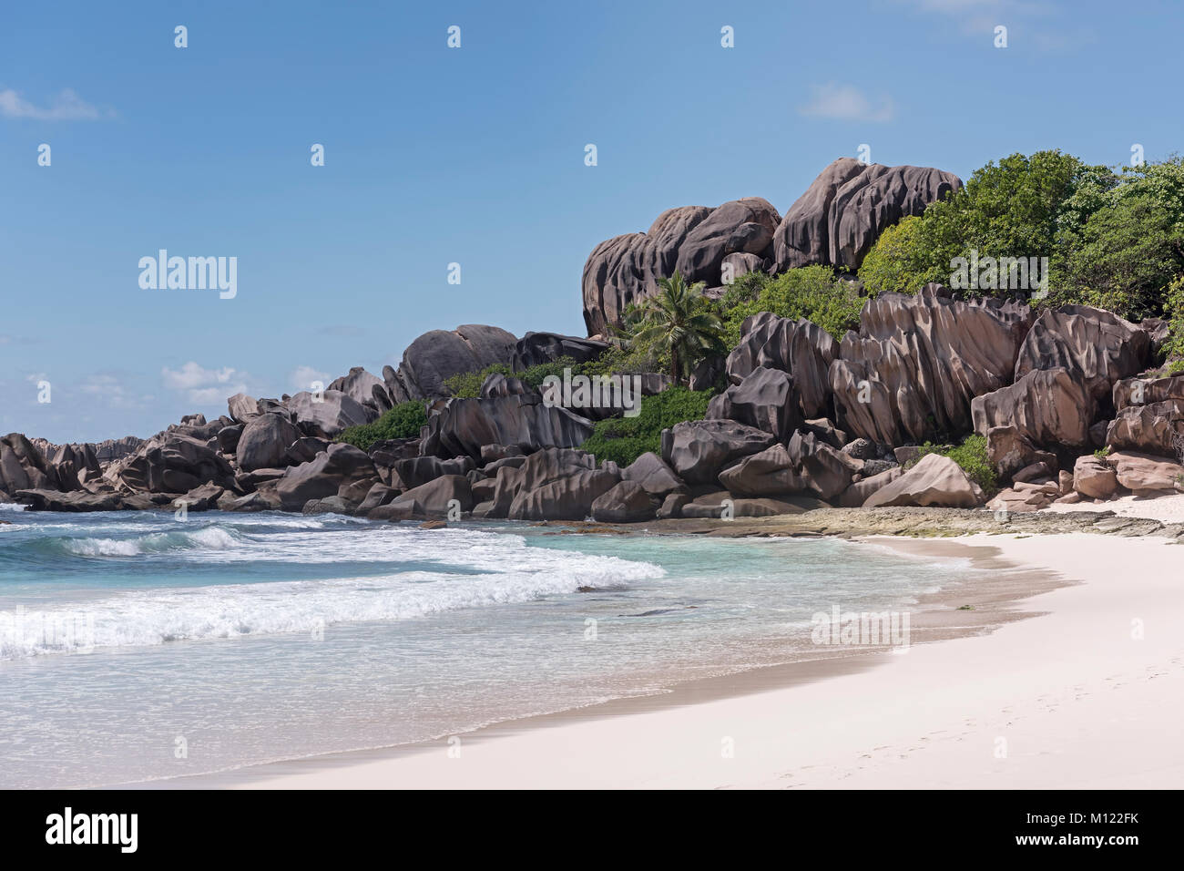 Grand Anse spiaggia sabbiosa con granito nero rocce,La Digue,Seychelles Foto Stock