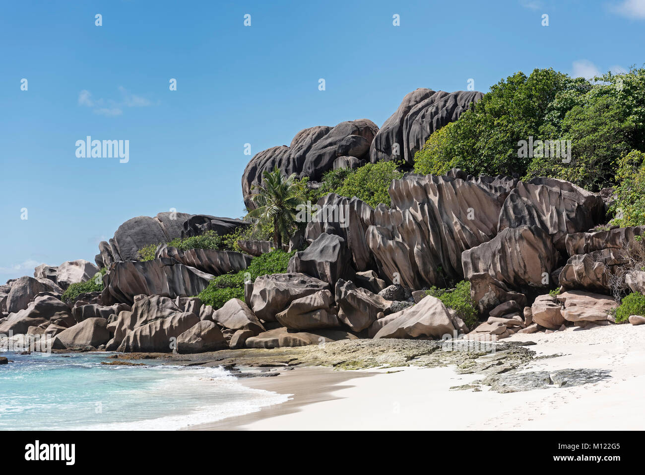 Grand Anse spiaggia sabbiosa con granito nero rocce,La Digue,Seychelles Foto Stock
