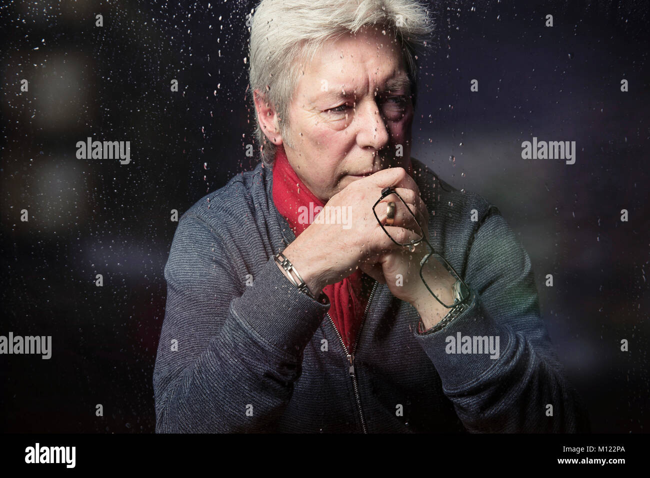 L'uomo preoccupato guardando triste o depressa mani di fronte a faccia tenendo bicchieri in vetro con gocce di pioggia close up Foto Stock L'uomo preoccupato guardando triste o depressa mani di fronte a faccia tenendo bicchieri in vetro con gocce di pioggia close up Foto Stock