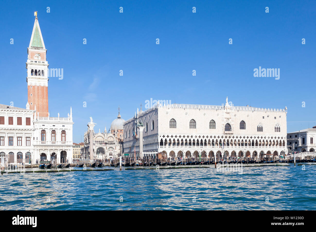 Il Palazzo dei Dogi, il Palazzo Ducale, il Palazzo Ducale e il Campanile di San Marco, Venezia, Italia con una vista attraverso la piazetta San Marco e Basilica di San Marco da th Foto Stock