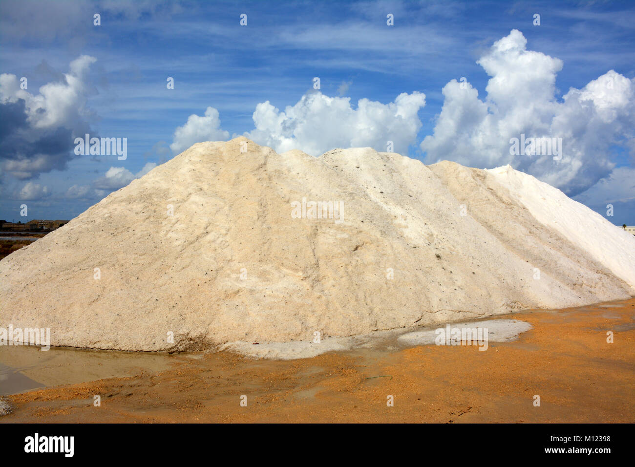 Gigantesco mucchio di sale, salina, Atlit, Israele Foto Stock
