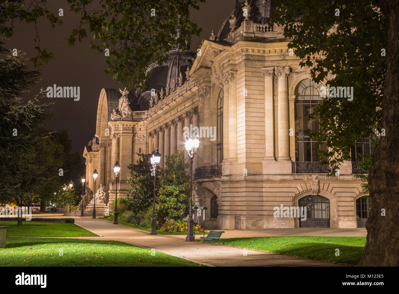 Petit Palais, il Museo Municipale di Belle Arti,Musée des Beaux-Arts de la Ville de Paris,di notte,Parigi,Francia Foto Stock