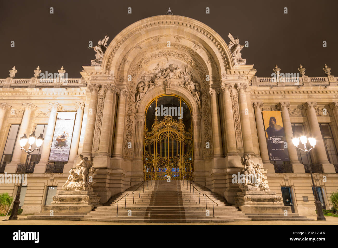 Petit Palais, il Museo Municipale di Belle Arti,Musée des Beaux-Arts de la Ville de Paris,entrata principale,di notte,Parigi,Francia Foto Stock