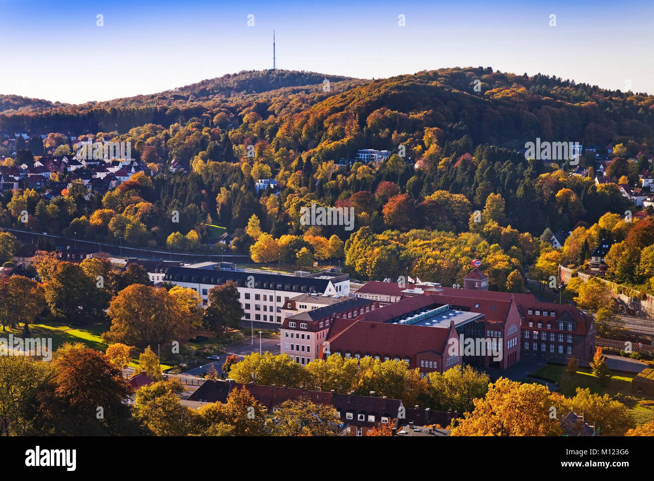 Vista del paese dal Castello di Sparrenburg con il Dottor August Oetker funziona,Bielefeld,Westphalia-Lippe Est Foto Stock